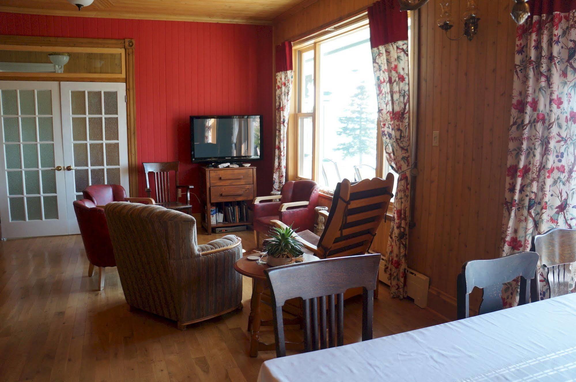 Le Manoir Du Vieux Presbytere Port-Daniel 外观 照片