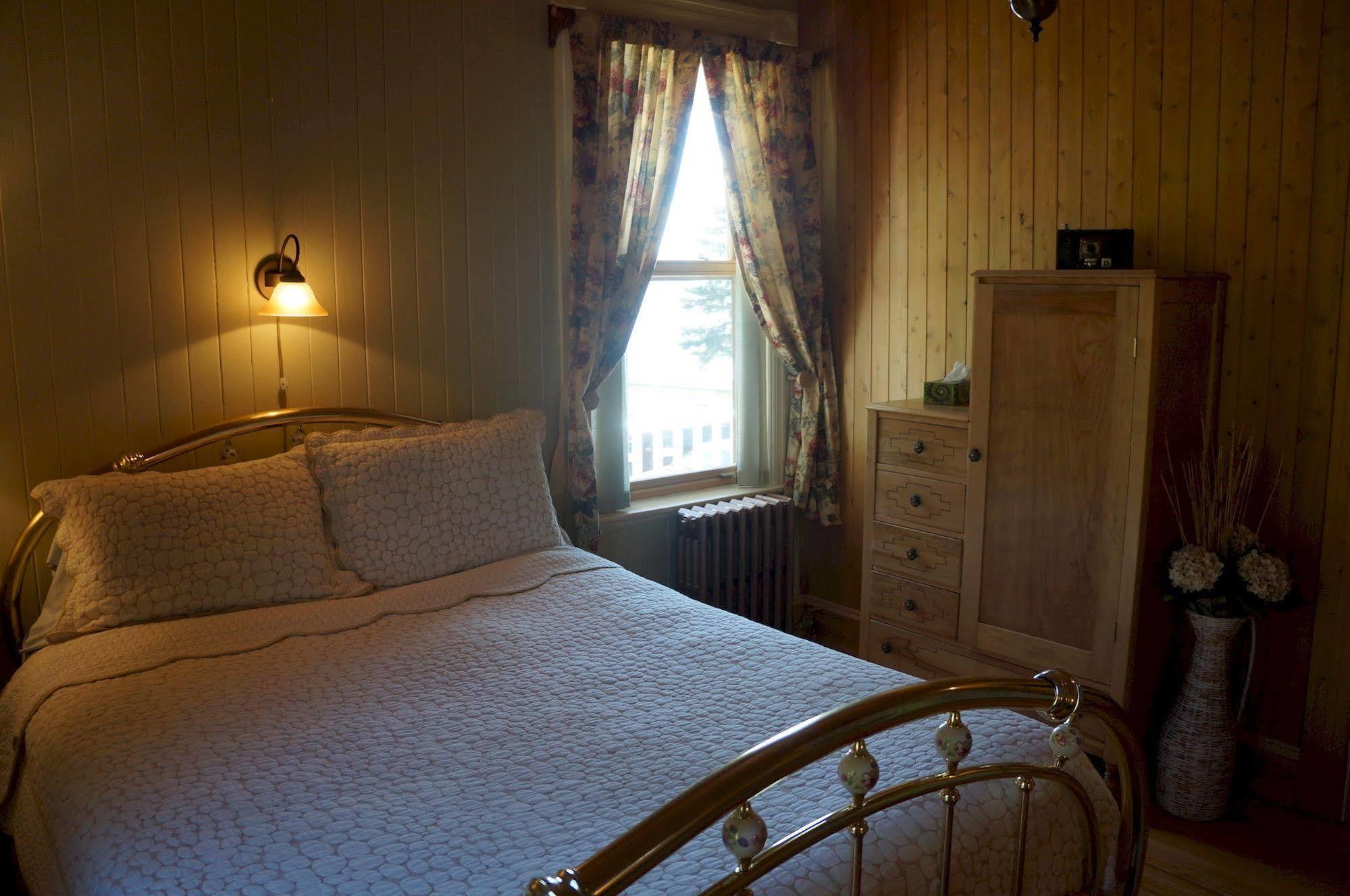 Le Manoir Du Vieux Presbytere Port-Daniel 外观 照片